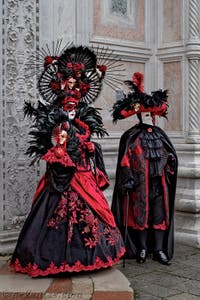 La parade des costumés du carnaval de Venise 2026 devant l'église de San Zaccaria.