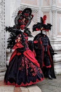 La parade des costumés du carnaval de Venise 2026 devant l'église de San Zaccaria.