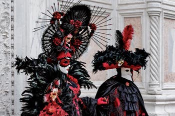 La parade des costumés du carnaval de Venise 2026 devant l'église de San Zaccaria.