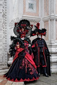 La parade des costumés du carnaval de Venise 2026 devant l'église de San Zaccaria.