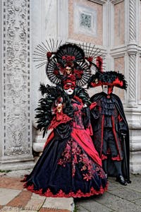 La parade des costumés du carnaval de Venise 2026 devant l'église de San Zaccaria.