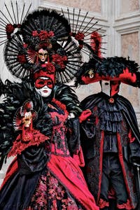 La parade des costumés du carnaval de Venise 2026 devant l'église de San Zaccaria.