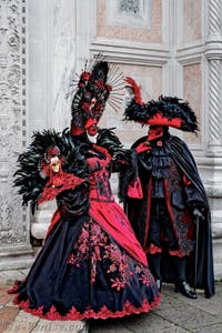 La parade des costumés du carnaval de Venise 2026 devant l'église de San Zaccaria.