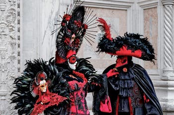 La parade des costumés du carnaval de Venise 2026 devant l'église de San Zaccaria.