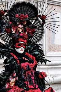 La parade des costumés du carnaval de Venise 2026 devant l'église de San Zaccaria.