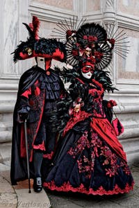 La parade des costumés du carnaval de Venise 2026 devant l'église de San Zaccaria.