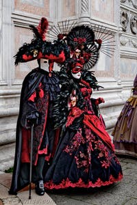 La parade des costumés du carnaval de Venise 2026 devant l'église de San Zaccaria.