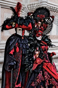 La parade des costumés du carnaval de Venise 2026 devant l'église de San Zaccaria.