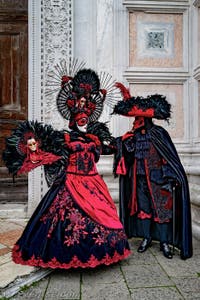 La parade des costumés du carnaval de Venise 2026 devant l'église de San Zaccaria.