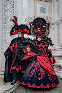 La parade des costumés du carnaval de Venise 2026 devant l'église de San Zaccaria.