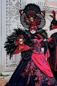 La parade des costumés du carnaval de Venise 2026 devant l'église de San Zaccaria.
