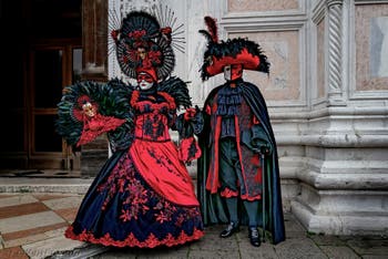La parade des costumés du carnaval de Venise 2026 devant l'église de San Zaccaria.
