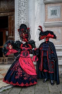 La parade des costumés du carnaval de Venise 2026 devant l'église de San Zaccaria.