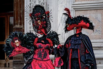 La parade des costumés du carnaval de Venise 2026 devant l'église de San Zaccaria.