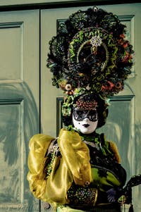 La parade des costumés du carnaval de Venise 2026 sur le Campo San Lorenzo.