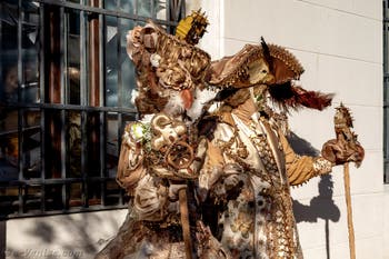 La parade des costumés du carnaval de Venise 2026 sur le Campo San Lorenzo.