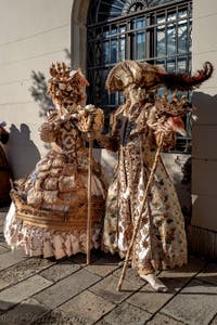 La parade des costumés du carnaval de Venise 2026 sur le Campo San Lorenzo.