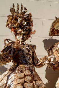 La parade des costumés du carnaval de Venise 2026 sur le Campo San Lorenzo.