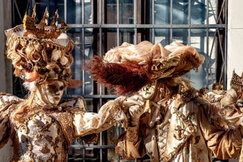 La parade des costumés du carnaval de Venise 2026 sur le Campo San Lorenzo.