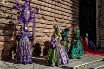 La parade des costumés du carnaval de Venise 2026 sur le Campo San Lorenzo.