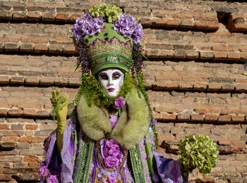 La parade des costumés du carnaval de Venise 2026 sur le Campo San Lorenzo.