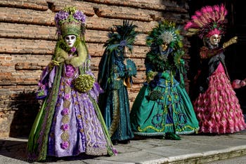 La parade des costumés du carnaval de Venise 2026 sur le Campo San Lorenzo.