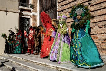 La parade des costumés du carnaval de Venise 2026 sur le Campo San Lorenzo.