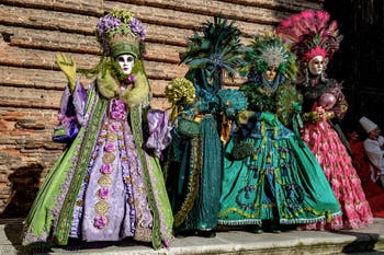 La parade des costumés du carnaval de Venise 2026 sur le Campo San Lorenzo.