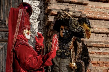 La parade des costumés du carnaval de Venise 2026 sur le Campo San Lorenzo.