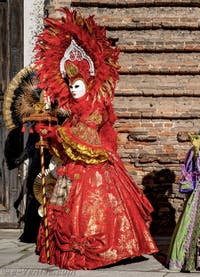 La parade des costumés du carnaval de Venise 2026 sur le Campo San Lorenzo.