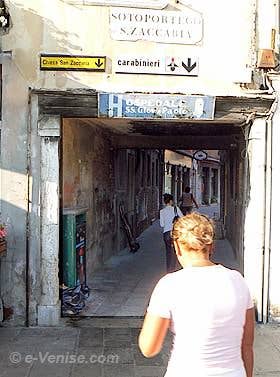 L'entrée du Sotoportego de San Zaccaria depuis la Riva degli Schiavoni à Venise