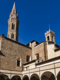 Campanile et Cloitre des Orangers de la Badia Fiorentina à Florence en Italie