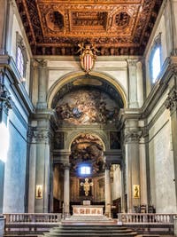 Choeur et plafond à caissons de bois de Felice Gamberai (1630) de l'église de la Badia Fiorentina restructurée en 1627 par Matteo Segaloni, à Florence en Italie