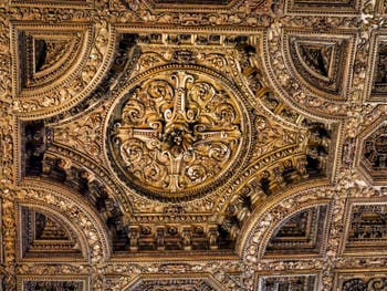 Choeur et plafond à caissons de bois de Felice Gamberai (1630) de l'église de la Badia Fiorentina à Florence en Italie