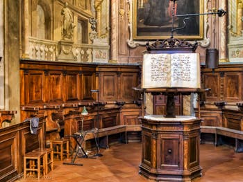 Choeur et lutrin en bois sculpté du Presbyterium par Francesco et Marco del Tasso, 1502, église de la Badia Fiorentina à Florence Italie