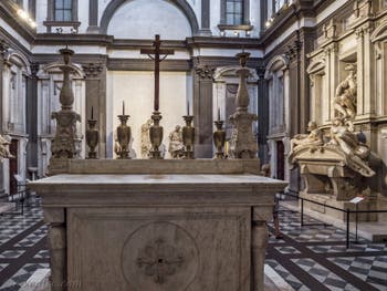 L'Autel de la Sacrestia Nuova, la chapelle Médicis de Michel-Ange à Florence en Italie