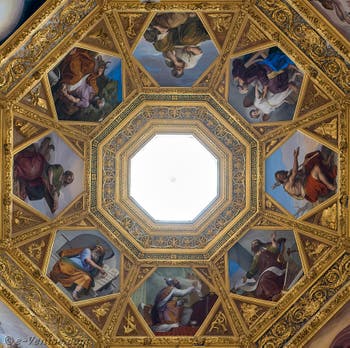 Coupole de la chapelle des Princes Médicis, peintures de Pietro Benvenuti à Florence en Italie