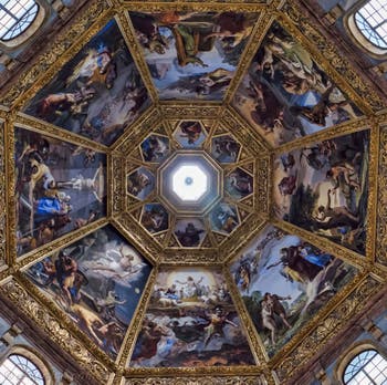 Coupole de la chapelle des Princes Médicis, peintures de Pietro Benvenuti à Florence en Italie