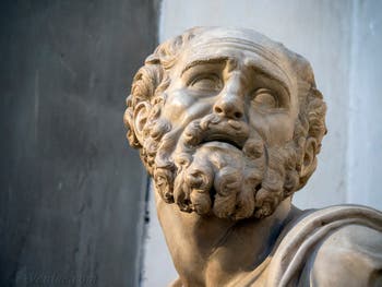 Statue de saint Côme par Giovanni Angelo Montorsoli, Sacrestia Nuova, la chapelle Médicis de Michel-Ange à Florence en Italie