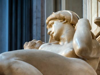 Statue de l'Aurore du tombeau Lorenzo de Médicis, Sacrestia Nuova par Michel-Ange