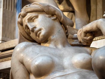 Statue de l'Aurore du tombeau Lorenzo de Médicis, Sacrestia Nuova par Michel-Ange