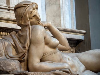 Statue de l'Aurore du tombeau Lorenzo de Médicis, Sacrestia Nuova par Michel-Ange