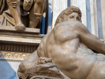 Le Jour, Tombeau de Giuliano de Médicis par Michel-Ange, Sacrestia Nuova, la chapelle Médicis à Florence en Italie