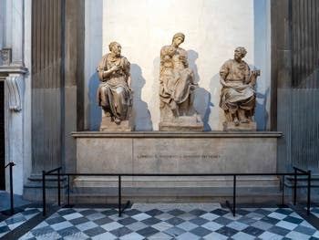 Statues de saint Côme, Vierge à l'enfant de Michel-Ange et saint Damien, Sacrestia Nuova, la chapelle Médicis de Michel-Ange à Florence en Italie