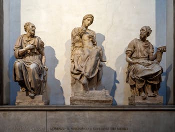 Statues de saint Côme, Vierge à l'enfant de Michel-Ange et saint Damien, Sacrestia Nuova, la chapelle Médicis de Michel-Ange à Florence en Italie