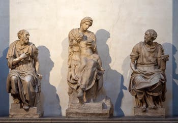 Statues de saint Côme, Vierge à l'enfant de Michel-Ange et saint Damien, Sacrestia Nuova, la chapelle Médicis de Michel-Ange à Florence en Italie