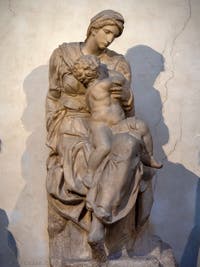 Statue de la Vierge à l'enfant par Michel-Ange, Sacrestia Nuova à Florence en Italie