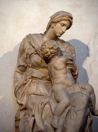 Statue de la Vierge à l'enfant par Michel-Ange, Sacrestia Nuova à Florence en Italie