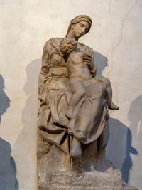 Statue de la Vierge à l'enfant par Michel-Ange, Sacrestia Nuova à Florence en Italie