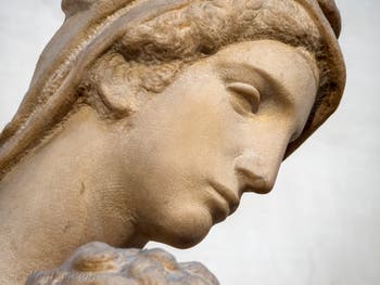 Statue de la Vierge à l'enfant par Michel-Ange, Sacrestia Nuova à Florence en Italie